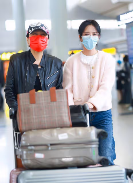 佟麗婭張凱麗挽手走機場,丫丫粉色外套搭配闊腿褲,甜美又減齡