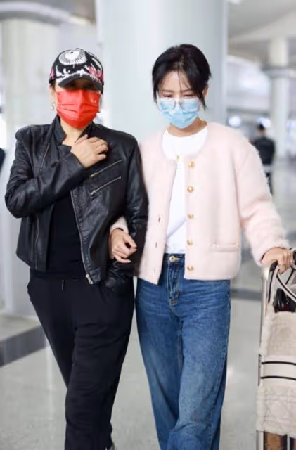 佟麗婭張凱麗挽手走機場,丫丫粉色外套搭配闊腿褲,甜美又減齡