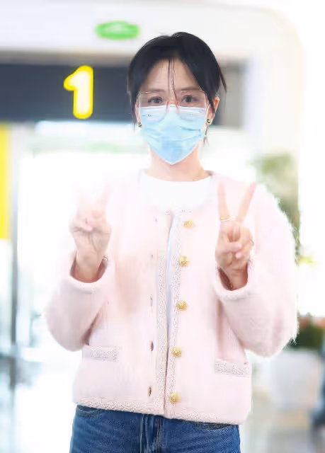 佟麗婭張凱麗挽手走機場,丫丫粉色外套搭配闊腿褲,甜美又減齡
