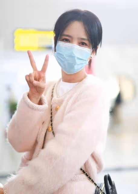佟麗婭張凱麗挽手走機場,丫丫粉色外套搭配闊腿褲,甜美又減齡