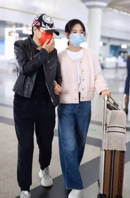 佟麗婭張凱麗挽手走機場,丫丫粉色外套搭配闊腿褲,甜美又減齡