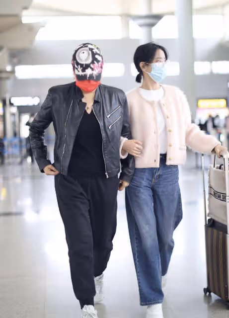 佟麗婭張凱麗挽手走機場，丫丫粉色外套搭配闊腿褲，甜美又減齡