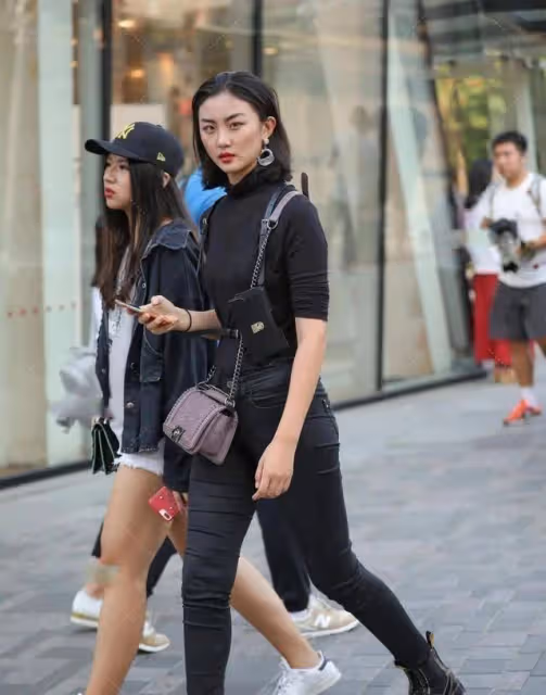 「露胃」時尚褲的女子,到哪都能美成焦點,笑容甜美