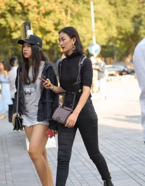 「露胃」時尚褲的女子,到哪都能美成焦點,笑容甜美