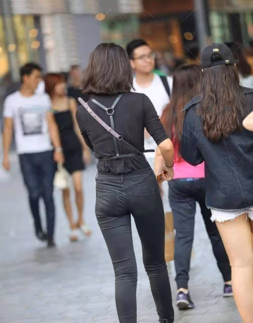 「露胃」時尚褲的女子,到哪都能美成焦點,笑容甜美