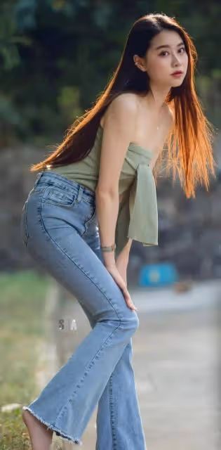 「露胃」時尚褲的女子,到哪都能美成焦點,笑容甜美