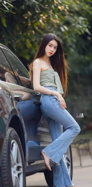 「露胃」時尚褲的女子,到哪都能美成焦點,笑容甜美