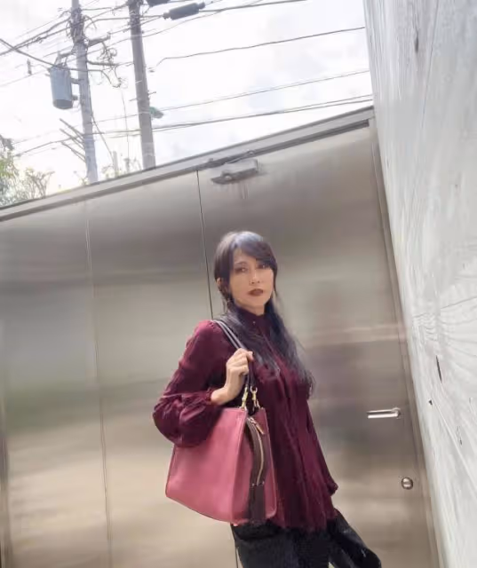 51歲工藤靜香凹陷臉頰變飽滿，有肉感甜美升級，毛衣圖案引爭議