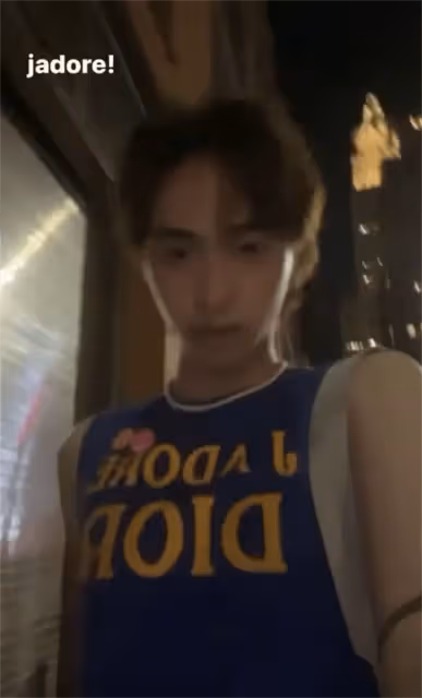 伊能靜兒子剛出道惹爭議,不好好穿褲子還露紋身,多張照片被吐槽