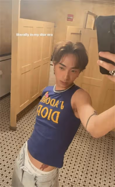 伊能靜兒子剛出道惹爭議,不好好穿褲子還露紋身,多張照片被吐槽