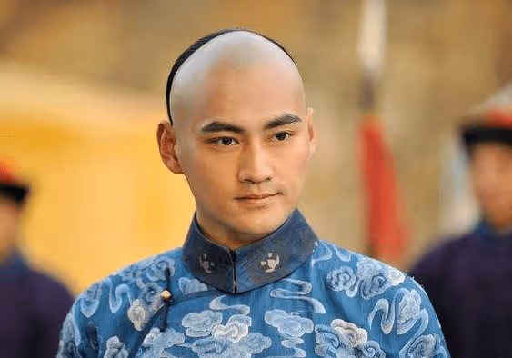 袁弘曬與張歆藝泳池接吻照！2歲兒子沒穿衣服，惹網友們議論紛紛