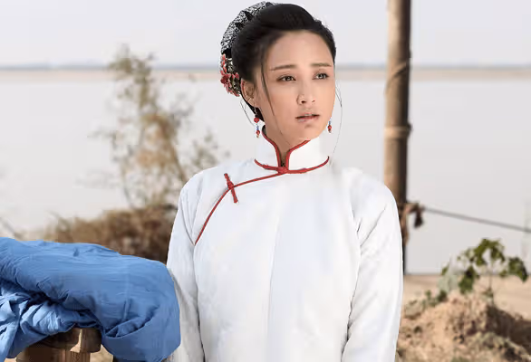 袁弘曬與張歆藝泳池接吻照！2歲兒子沒穿衣服，惹網友們議論紛紛