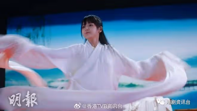 靈戲逼人｜謝雪心50秒耍雙劍戲 顯粵劇一線花旦功架