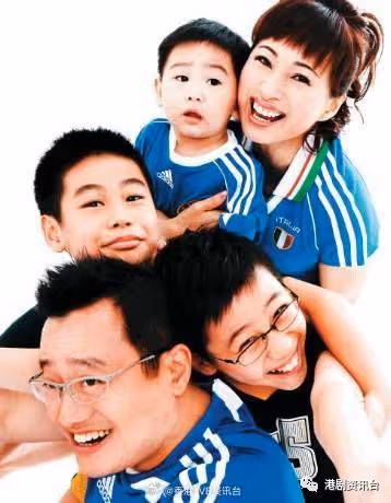 58歲羅霖兩子愈大愈俊朗！大仔似劉俊謙17歲細仔漸甩少年味