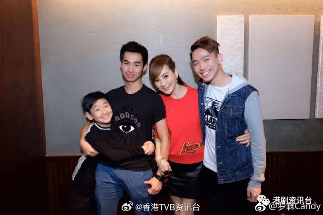 58歲羅霖兩子愈大愈俊朗！大仔似劉俊謙17歲細仔漸甩少年味