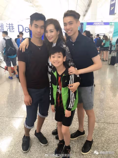 58歲羅霖兩子愈大愈俊朗！大仔似劉俊謙17歲細仔漸甩少年味