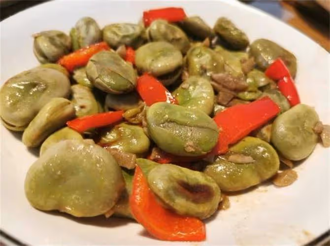 這才是油燜蠶豆正宗的做法,鮮香入味,軟糯下飯,做法簡單又好吃