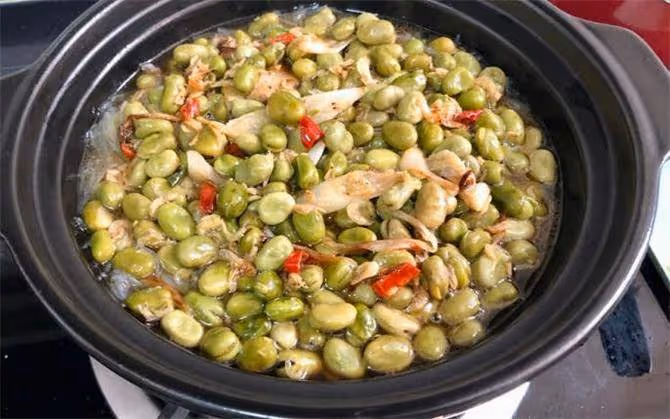 這才是油燜蠶豆正宗的做法,鮮香入味,軟糯下飯,做法簡單又好吃