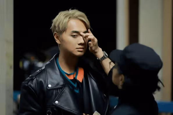 大變樣?TVB男星染金髮拍MV!老婆帶兒子驚喜探班:差點不認得我
