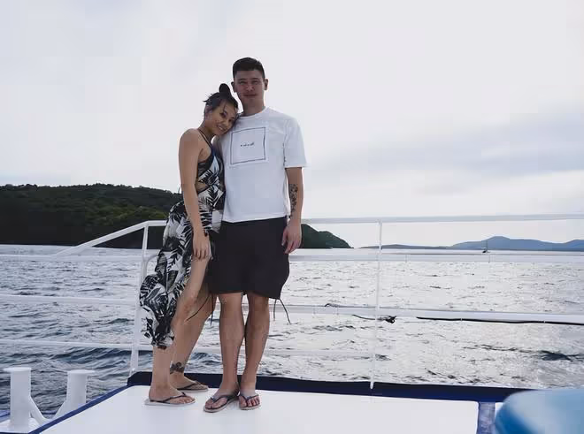 離婚9個月,38歲女星官宣新戀情!緊貼男友大秀恩愛,否認當小三