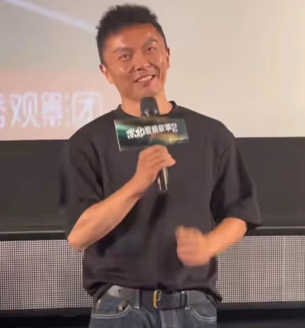 釋小龍謝苗罕同框!皮膚黝黑男人味足,網友唏噓功夫片已輝煌不再
