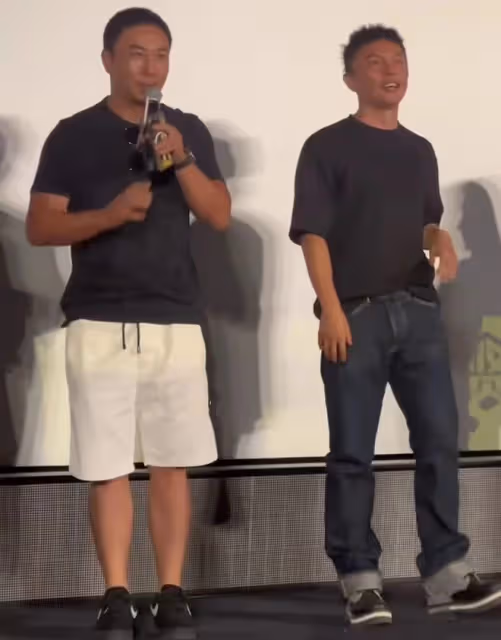 釋小龍謝苗罕同框!皮膚黝黑男人味足,網友唏噓功夫片已輝煌不再