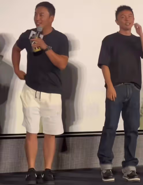 釋小龍謝苗罕同框!皮膚黝黑男人味足,網友唏噓功夫片已輝煌不再