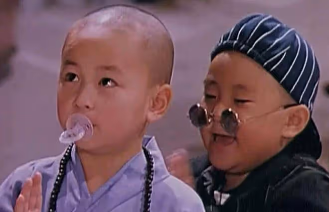 釋小龍謝苗罕同框!皮膚黝黑男人味足,網友唏噓功夫片已輝煌不再