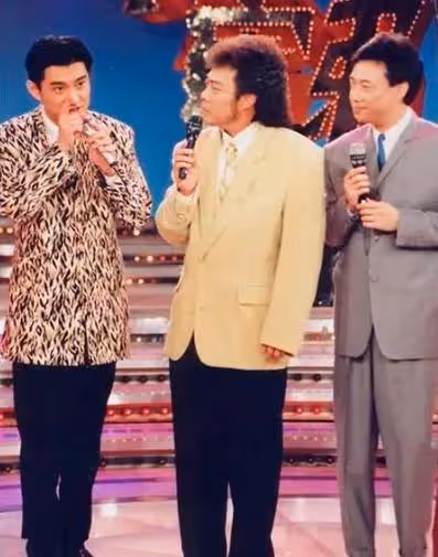 67歲費玉清頻頻被曝病危,私生子現身爭財產,黃安氣憤回應曝真相