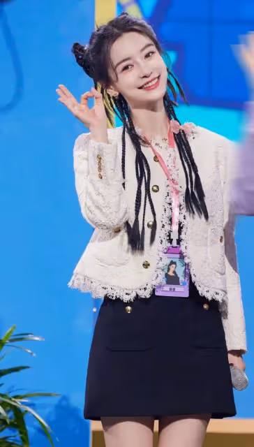 baby帶兒子飛巴黎,小海綿穿上萬元鞋子驚到網友,露正臉被贊超帥