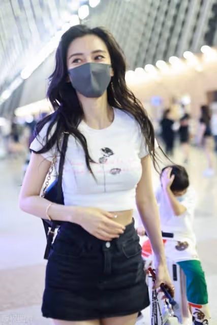 baby帶兒子飛巴黎,小海綿穿上萬元鞋子驚到網友,露正臉被贊超帥