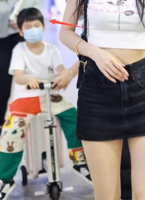 baby帶兒子飛巴黎,小海綿穿上萬元鞋子驚到網友,露正臉被贊超帥
