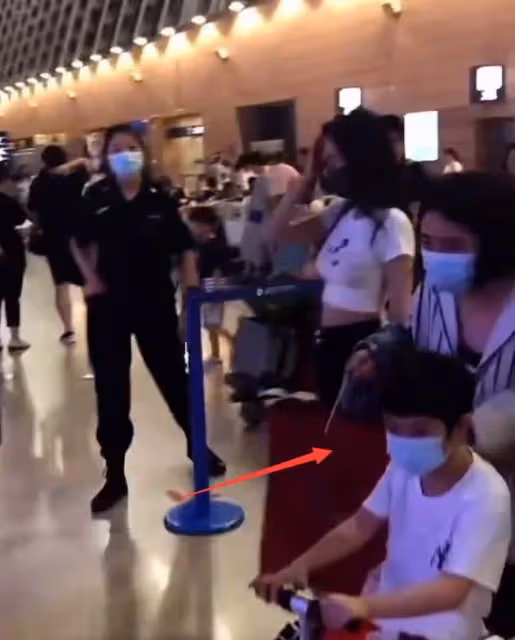 baby帶兒子飛巴黎，小海綿穿上萬元鞋子驚到網友，露正臉被贊超帥