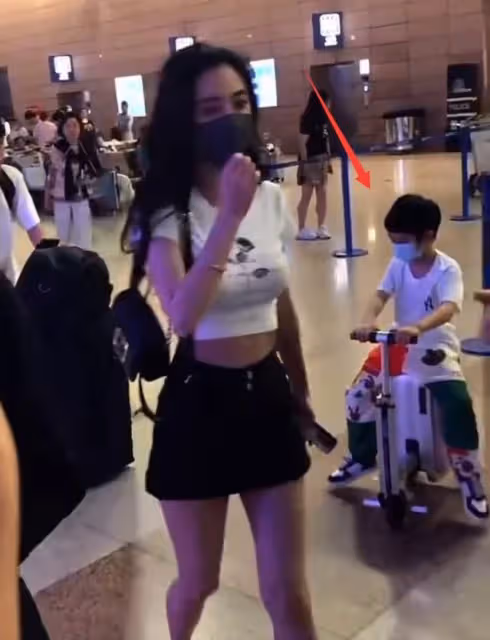 baby帶兒子飛巴黎，小海綿穿上萬元鞋子驚到網友，露正臉被贊超帥