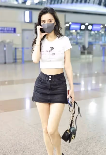 baby帶兒子飛巴黎，小海綿穿上萬元鞋子驚到網友，露正臉被贊超帥