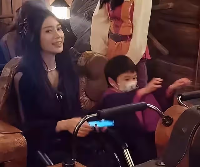 baby帶兒子飛巴黎，小海綿穿上萬元鞋子驚到網友，露正臉被贊超帥