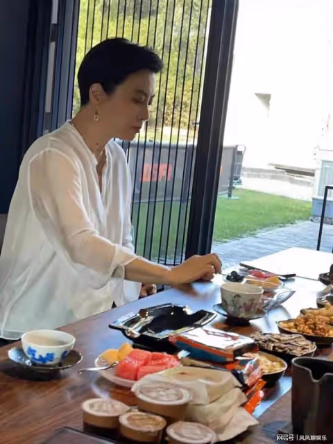 60歲李玲玉遭遇網暴!李玟離世隔天曬好心情,評論區翻車罵聲一片