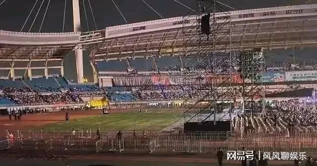 汪峰演唱會繼洛陽站後，上海上座率再次慘澹，網友：坐位成排空著