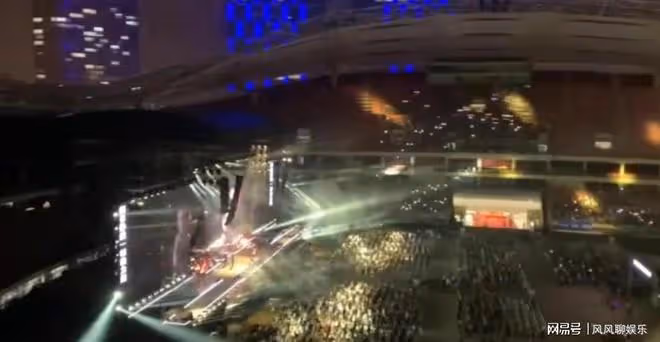 汪峰演唱會繼洛陽站後，上海上座率再次慘澹，網友：坐位成排空著
