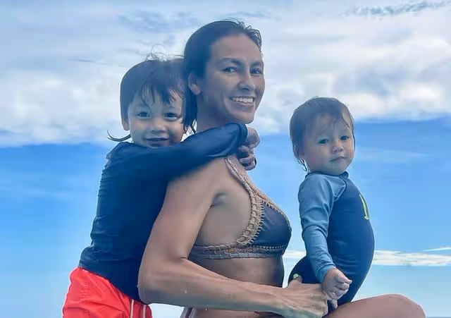 香港名模曬高難度瑜伽,未婚先孕為富商生倆兒子,全家移居巴厘島