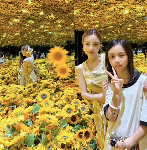 李小璐曬母女看展照，同學被誤認成是甜馨外婆，甜馨身高直追媽媽