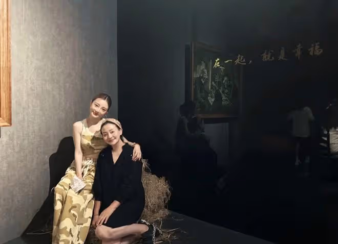李小璐曬母女看展照，同學被誤認成是甜馨外婆，甜馨身高直追媽媽