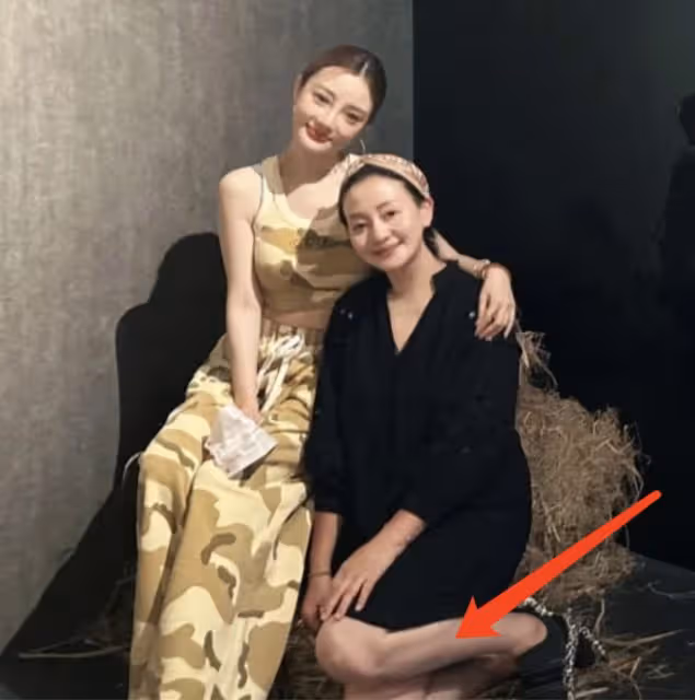 李小璐曬母女看展照，同學被誤認成是甜馨外婆，甜馨身高直追媽媽