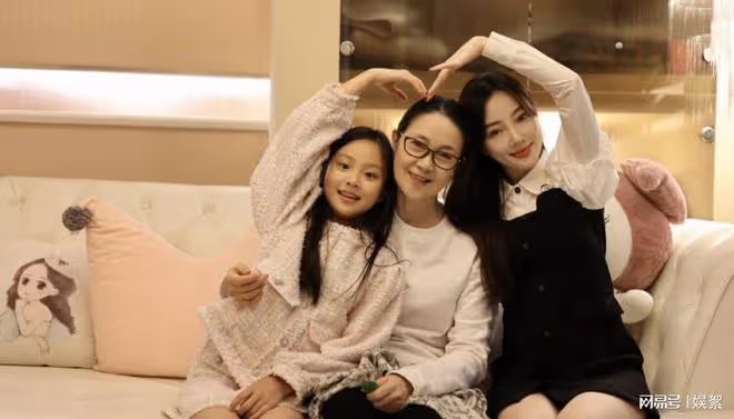 李小璐曬母女看展照，同學被誤認成是甜馨外婆，甜馨身高直追媽媽