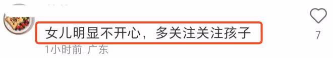 李小璐曬母女看展照，同學被誤認成是甜馨外婆，甜馨身高直追媽媽