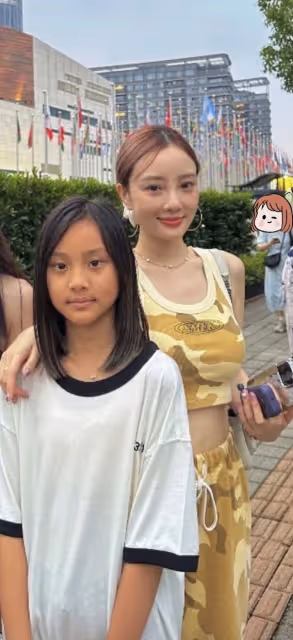 李小璐曬母女看展照，同學被誤認成是甜馨外婆，甜馨身高直追媽媽