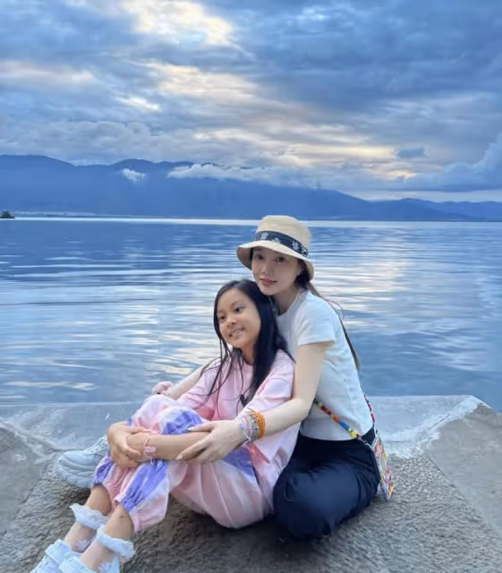 李小璐曬母女看展照，同學被誤認成是甜馨外婆，甜馨身高直追媽媽