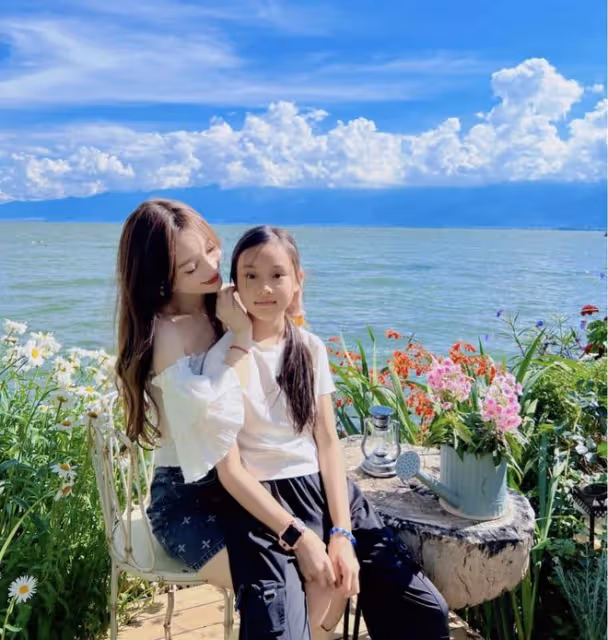 李小璐曬母女看展照，同學被誤認成是甜馨外婆，甜馨身高直追媽媽