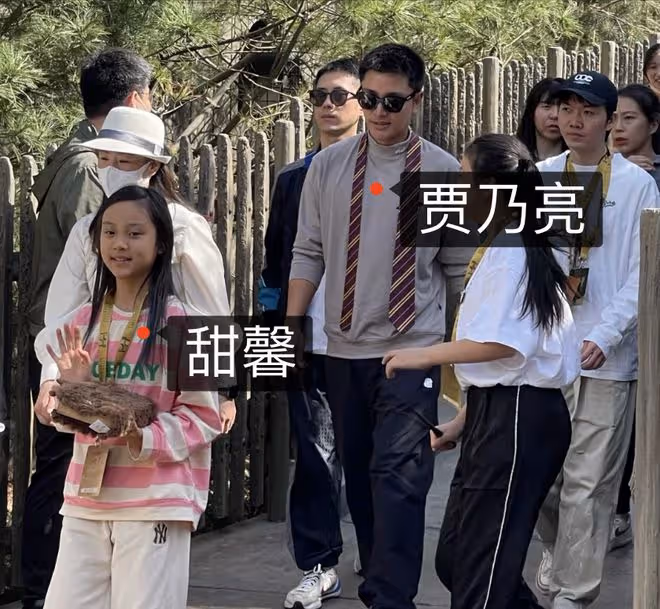 李小璐曬母女看展照，同學被誤認成是甜馨外婆，甜馨身高直追媽媽
