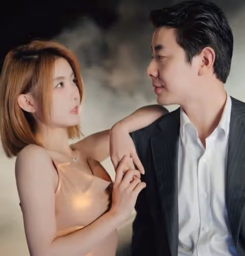 網紅聶小雨赴韓拍片,穿抹胸裙高開叉被疑擦邊,網友:早該封殺